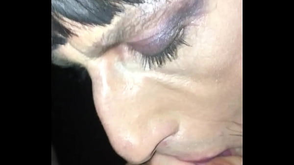 Je le suce et il jouit dans ma bouche