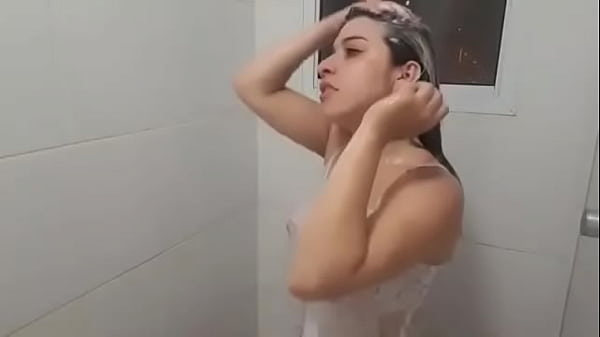 Puta gosta de mostrar os peitos naturais 