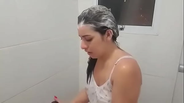 Play MP4 - loira gostosa gosta de ficar molhadinha