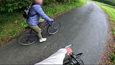 Play MP4 - I see a girl cycling in the woods and when I go to urinate she helps me by giving me a blowjob in public