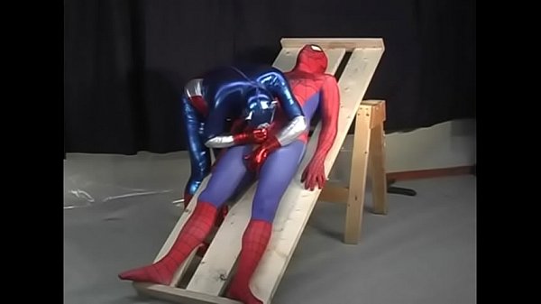 Plan Fetish En Lycra Avec 2 Mecs Deguis&eacute;e En Super Heros thumbnail