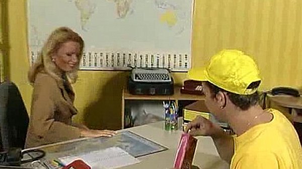 Youporn boss lady does the mailboy 