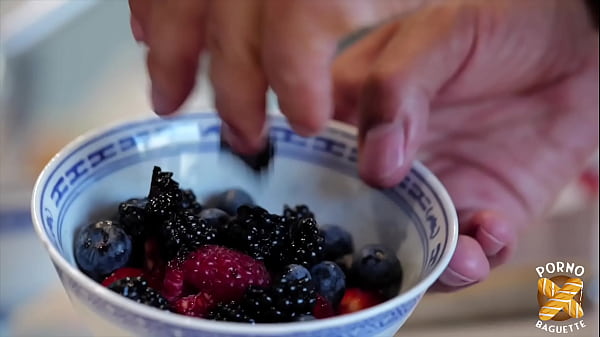 Giulia sublime blonde ne jure que par la baise anale 