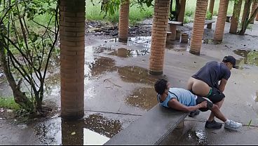 Morador De Rua Tava Batendo Uma No Banco Da Pra&ccedil;a Apareceu Um Cara E Chupou O Paus&atilde;o Do Morador E Sentou Ate Gozar Os Caras Ficaram Olhando thumbnail