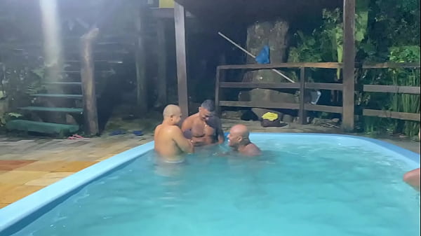 Festinha Gostosa Entre Amigos Na Piscina thumbnail