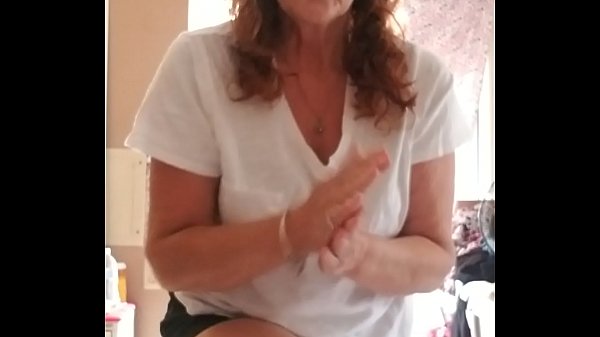 Play MP4 - She puts the lotion on her sexy skin