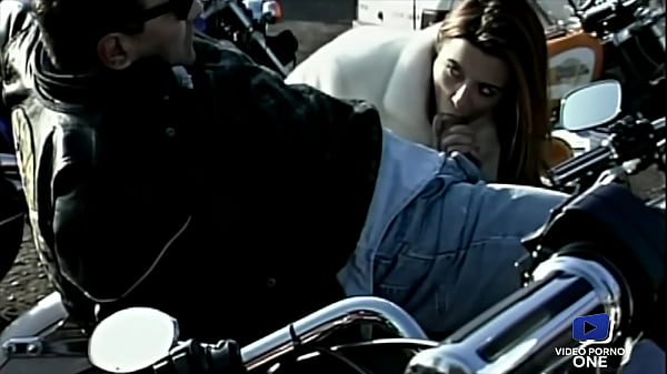 Lee_Ann et Maeva,brunettes rebelles, baisent sur une moto