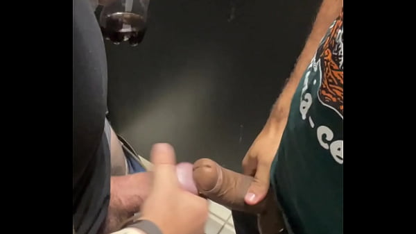 Motoboy H&eacute;tero Pica Grossa E Bem Branquinha Mandou Eu Ficar De Joelhos No Banheiro, Fiquei E Mamei. thumbnail