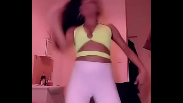 Nonton Tit Falls Out While She Is Dancing Online thumbnail