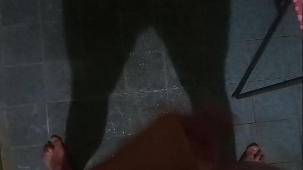 Jugando con mi verga ba&ntilde;&aacute;ndome 