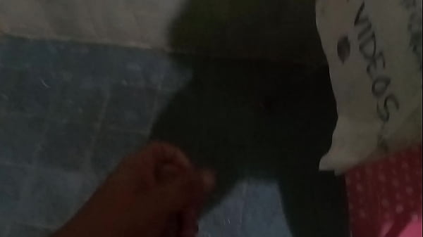 Jugando con mi verga ba&ntilde;&aacute;ndome 