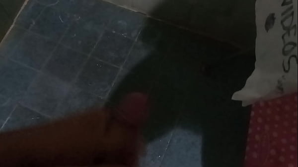 Jugando con mi verga ba&ntilde;&aacute;ndome