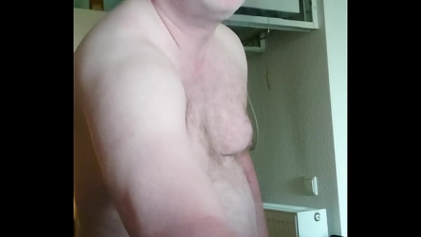 Nylonjunge ist geil am morgen mit kaffee 