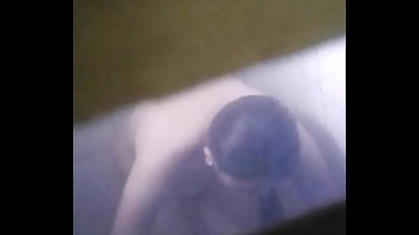 Espiando a la vecina mientras toma su ducha ma&ntilde;anera 