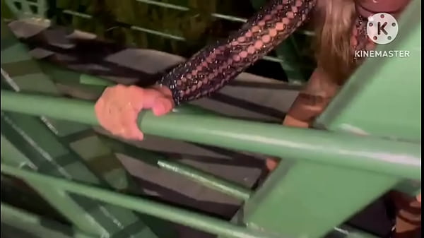 Play MP4 - CASADA SAFADINHA DANDO GOSTOSO PRA DOIS F&Atilde; EM PLENA VIA PUBLICA VIA LIGHT RJ