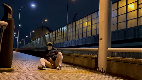 女装まゆの深夜露出で大股開き 