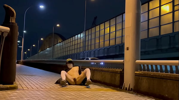 女装まゆの深夜露出で大股開き 