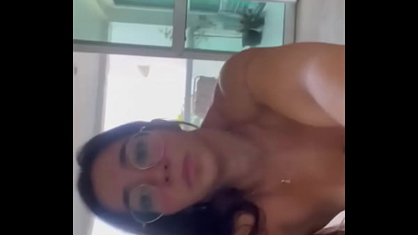 Play MP4 - Morena safada dando pra dois