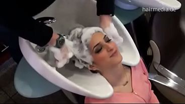 Aisha Backward Hairwash 