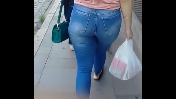 Loira nota que est&aacute_ sendo filmada e rebola pra c&acirc_mera