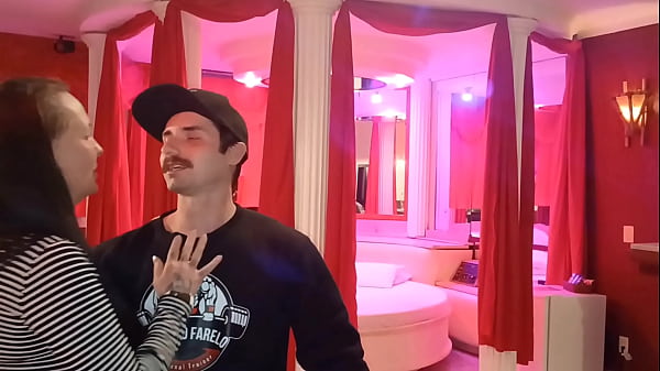 Levei_a coroa_tesuda para ela_ver minha pingola bem dura e buceta delase impressionoucom as_bolas