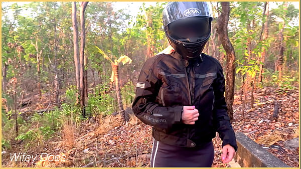 Play MP4 - Short skirt - no panties - OOPS