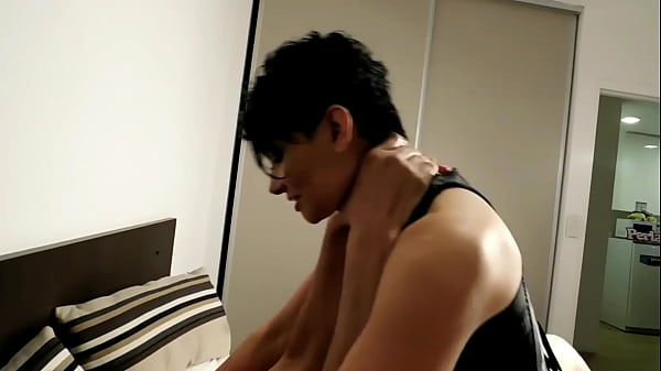 Uno de los dos maridos de mi hermanastra me recoje el culo hasta hacerme acabar varias veces por la plata del taxi me lleve mis orgasmos su leche y la plata