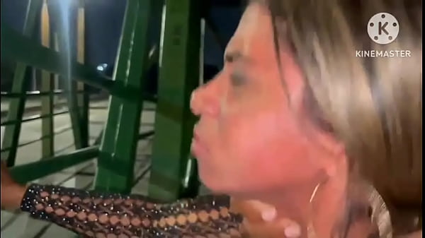 Esposa dando pra 2 na passarela da via dutra 