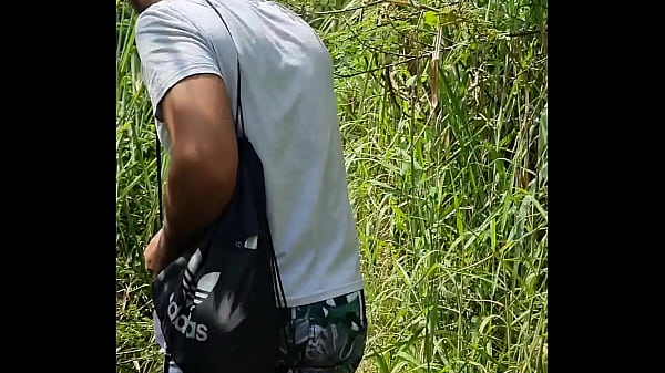 Play MP4 - Procurando homens safados perdidos no meio do mato pra meter gostoso