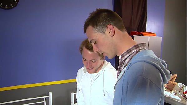 A Peine Arriv&eacute;, D&eacute;j&agrave; Bais&eacute; &agrave; L'internat thumbnail