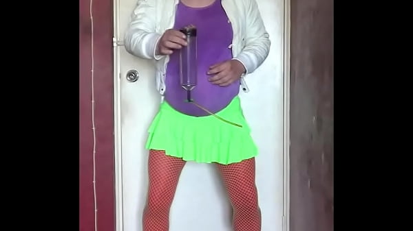 bisexual crossdressermark loves to swallow his own piss but_would love for another mans pissto swallow aswell