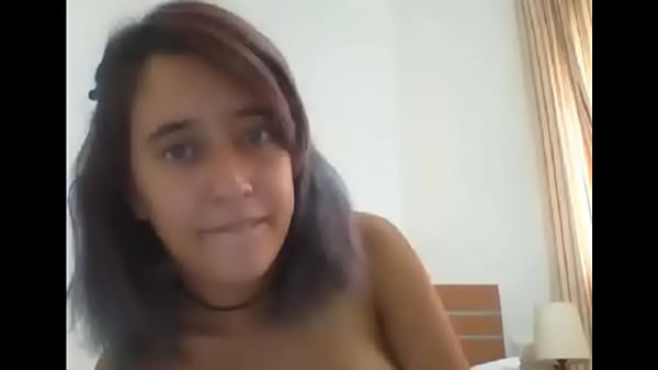 A mi amigo se le pone cari&ntilde;oso en la webcam le gusta jugar delante del ordenador 1