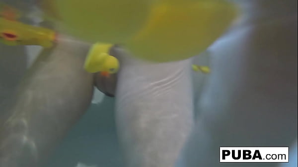 Play MP4 - Sexy Nadia takes a bath with some rubber duckies