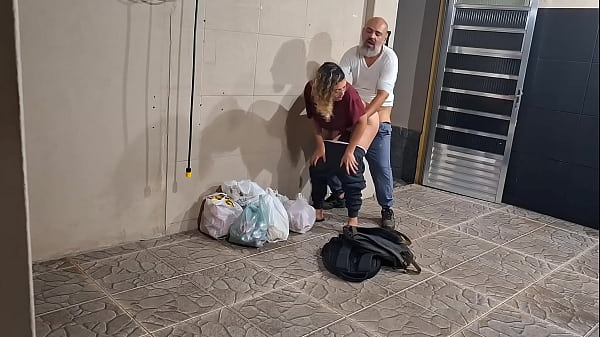 College students skip classand have sex behind theschool_in secret