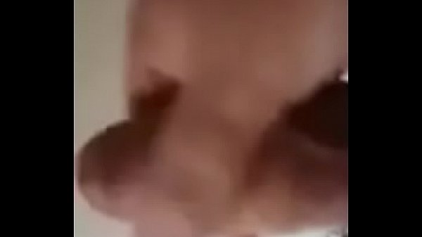 Ragazzo ben dotato si masturba