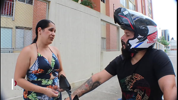 Recojo En Mi Motocicleta A Desconocida Y La Zorra Me Paga El Servicio Con Su Co&ntilde;o thumbnail