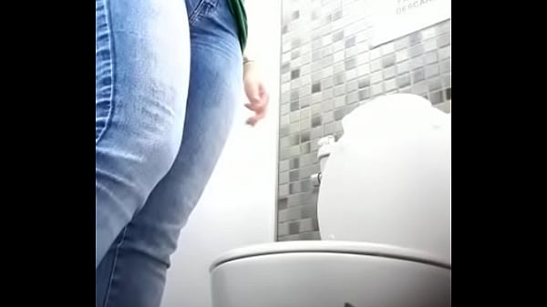 Puta espiada en el ba&ntilde_o