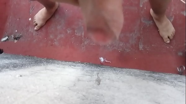 Se lajala mientras ve a la vecina a_escondidas