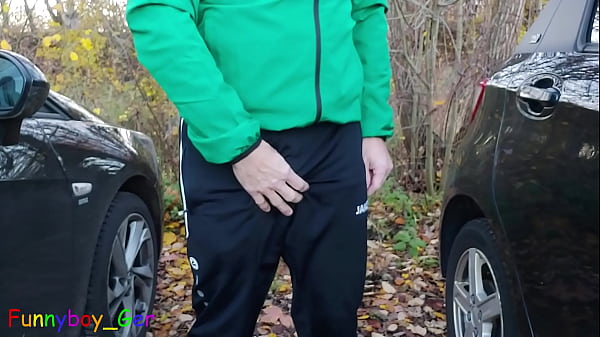 Ich wichse meinen unbeschnittenen Schwanz auf einem Pendlerparkplatz. Leider tauchte dann ein Voyeur auf. 