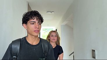 Nonton &iquest;qu&eacute; Puede Pasar Si Una Madrastra Comparte Una Cama De Hotel Con Su Hijastro?... thumbnail