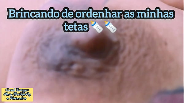 Dei pra tanta gente mamar as minhas tetas amo dar de mamar pra uma puta casada mais vadia que eu 