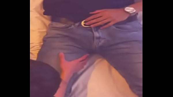 Nonton El Hetere Se Deja Tocar Por Mi Despues De La Peda Acostado En La Cama thumbnail