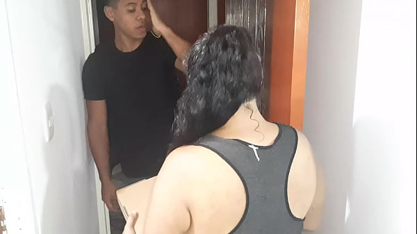 Le chupo_la polla al repartidor
