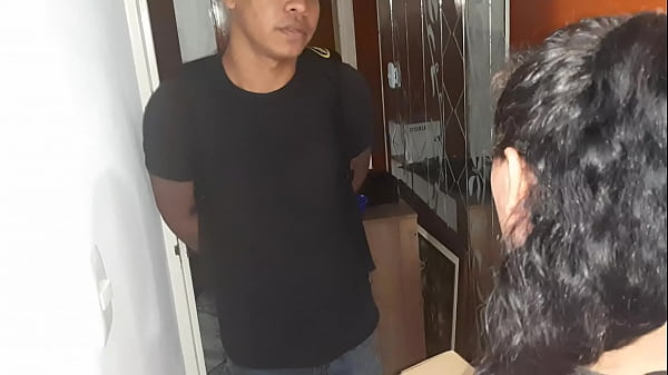 Play MP4 - Le chupo la polla al repartidor