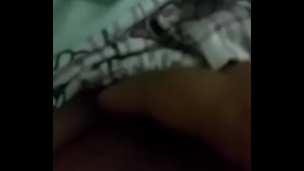 Chaparrita cachonda que conoc&iacute; me manda su video masturbandose 