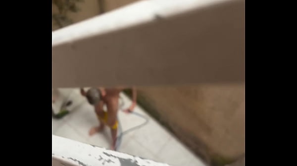 Novin dotado realiza fetiche de amigo em molhar cueca, mas foi filmado sem saber pelo amigo(COMPLETO NO RED) 