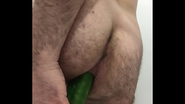 Play MP4 - Saurontole follando con un pepino