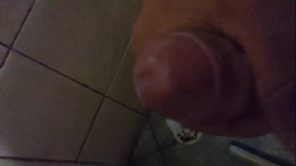 Fui toma banho e bate uma pra minha namorada litros de porra