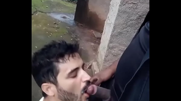 Play MP4 - Seguran&ccedil;a goza na boca do puto que ficou encarando