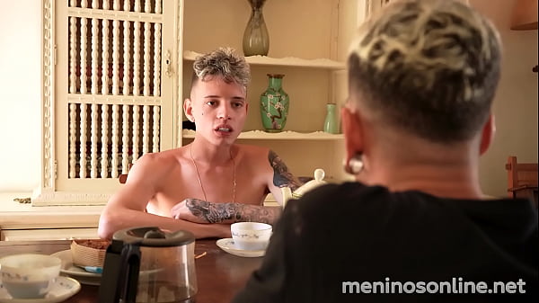 Trai&ccedil;&atilde;o, Hetero comendo o vizinho por chantagem 